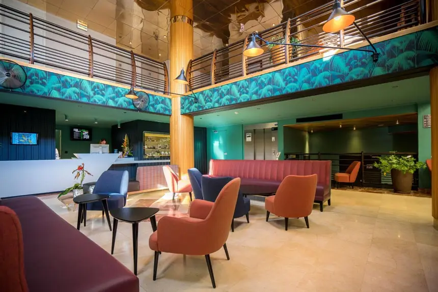 Façade et piscine de l'Hôtel La Marina
