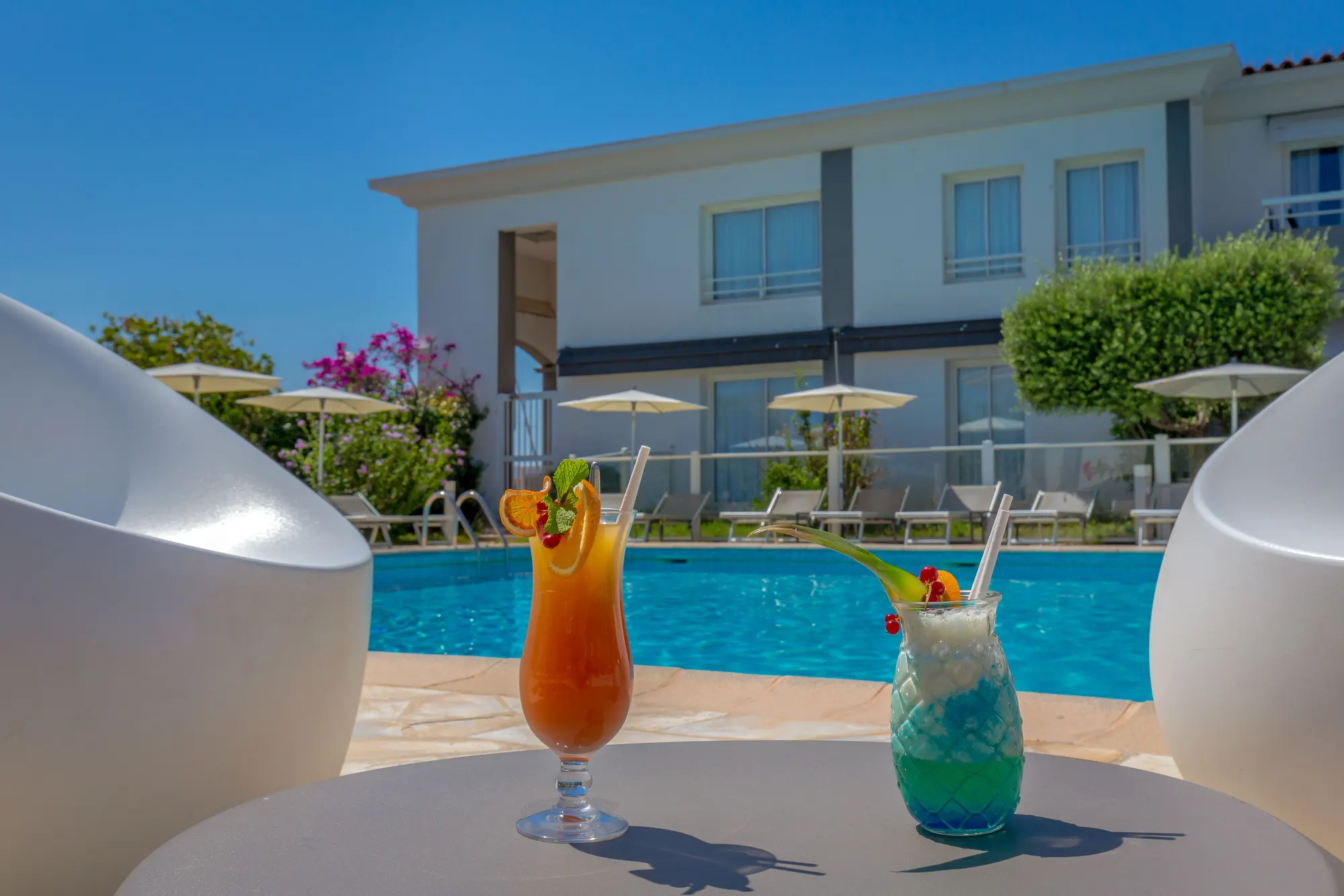 Cocktails au bord de la piscine de l'hôtel